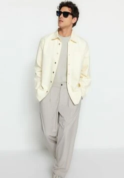 Trendyol Chaqueta Fina - Beige